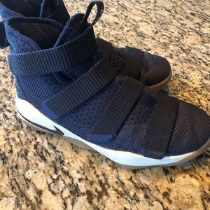 Nike LeBron soldier 11